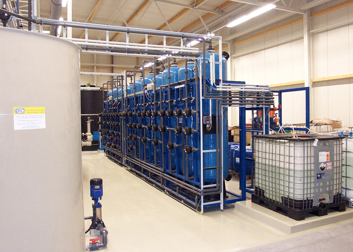 Ansicht einer vollautomatischen, zweistraßigen Ionenaustauscher-Kreislaufanlage Wasseraufbereitungsanlage eroIAKA